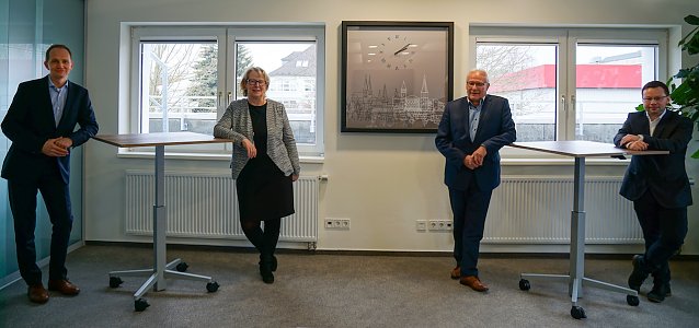 Bild: Inge Klaan (SWG), Rico Bolduan (TSW), Rolf G&ouml;ppel und Mario Laufer (EVN) haben eine entsprechende Absichtserkl&auml;rung unterzeichnet.