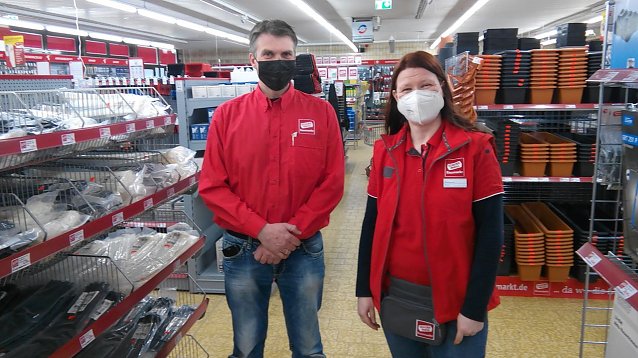 Bild: Baumarktbetreiber Dirk Schwedhelm und Marktleiterin Nicole Etzrodt.