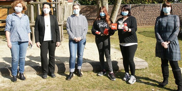 Bild:  Zu den Gewinnern geh&ouml;rte die Familie Martin aus Gudersleben, die heute ihren Preis aus den H&auml;nden von Elke Schurig (JSW), Vera Angelstein (Kreissparkasse Nordhausen), Anke Dunkel (JSW)  und Annekatrin Teichmann (JSW) entgegen nahmen