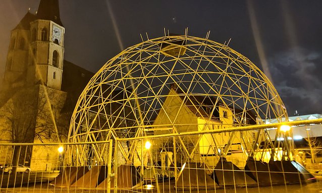 Bild: Gerippe des Klimapavillons auf dem Blasiiplatz