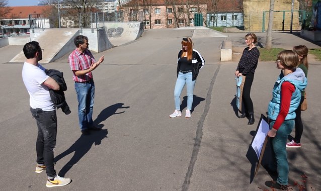 Bild: Diskussionen um die Entwicklung der Skaterbahn