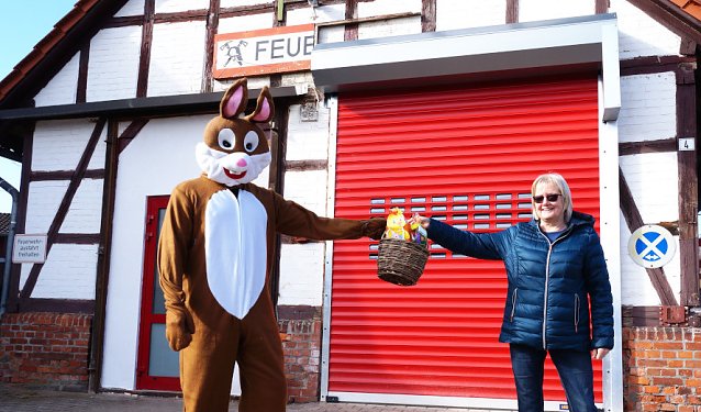 Bild: Osterhase Tobias Buschky mit Marita Brehm 