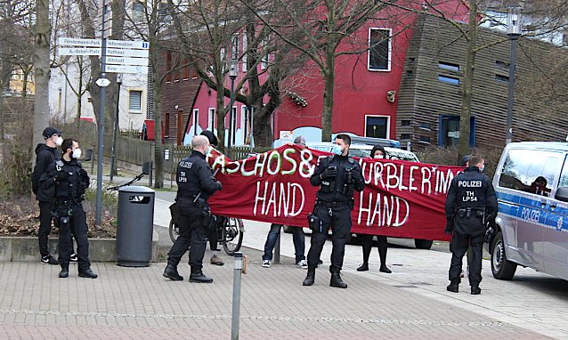 Bild: Gegendemonstarnten werden von der Polizei abgeschirmt