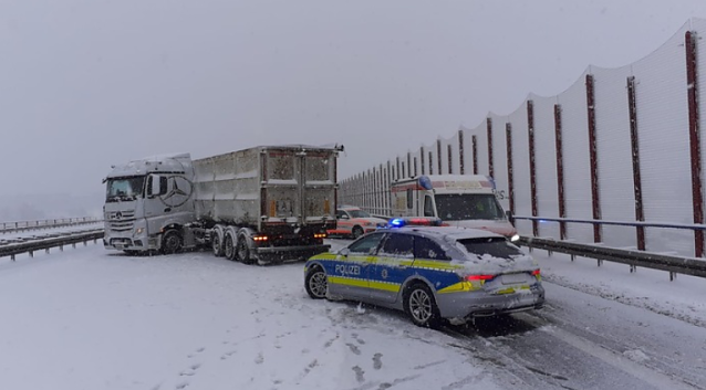 Bild: Sattelzug auf der A 4 in Richtung Dresden kurz vor der Anschlussstelle Gera-Langenberg
