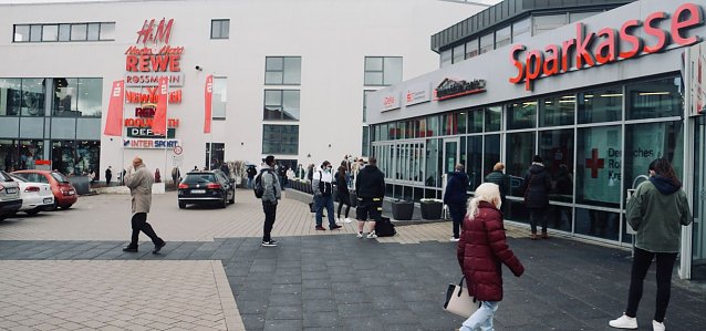 Bild: Lange Schlangen konnte man heute vor dem Testzentrum in der Nordh&auml;user Innenstadt beobachten