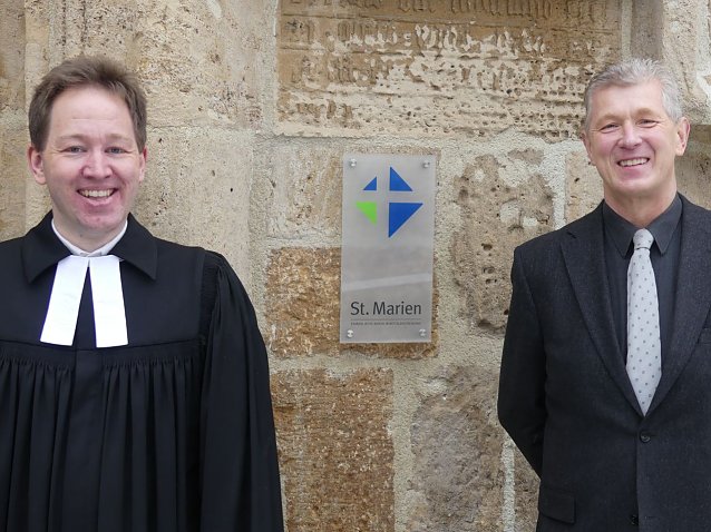 Bild: Pfarrer Matth&auml;us Monz und der Vorsitzende des Gemeindekirchenrates Dr. Christoph Maletz  freuen sich auf den Dienstbeginn des neuen Bleicher&ouml;der Pfarrers zum 1. Mai 2021. Hier nach dem Vorstellungsgottesdienst am 24. Januar vor St. Marien.