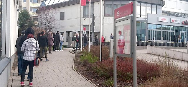 Bild: Auch heute Vormittag wieder eine lange Schlange an der Teststation vor der Kreissparkasse