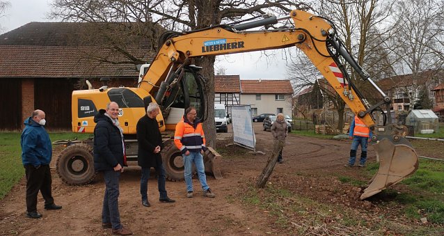 Bild: Symbolischer Spatenstich mit Bagger: in rund sieben Wochen soll der Radweg von Kleinwechsungen nach Hesserode fertig sein