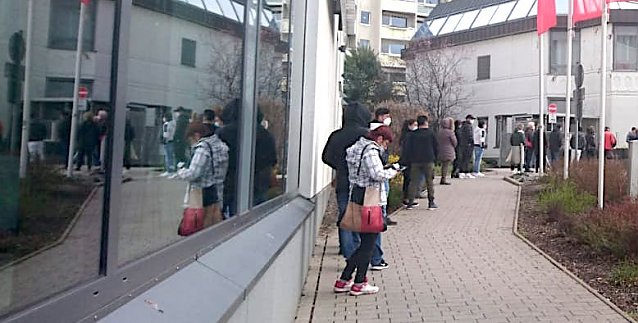 Bild: Auch gestern bildeten sich wieder lange Schlangen vor den Testzentren