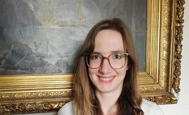 Bild: Preistr&auml;gerin Svenja Martina Ossenbr&uuml;ggen zeigt hocherfreut die Verleihungsurkunde