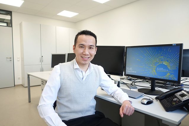 Bild: Phuoc Nguyen Pham aus Vietnam studierte Renewable Energy Systems in Nordhausen und forscht jetzt f&uuml;r das Fraunhofer Institut f&uuml;r Solare Energiesysteme