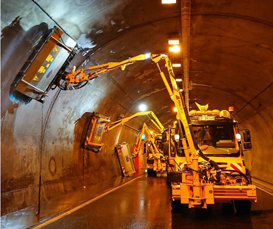 Bild: Reinigungsteam der Autobahnmeisterei Zella-Mehlis im Einsatz im Rennsteigtunnel