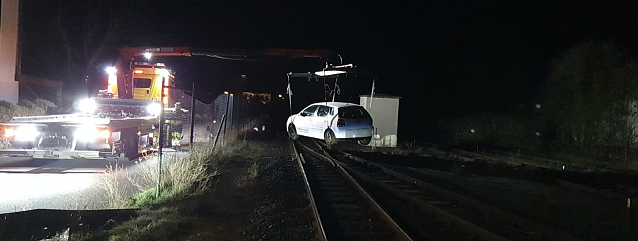 Bild: Ein verungl&uuml;ckter VW musste in der Nacht aus dem Gleisbett geborgen werden