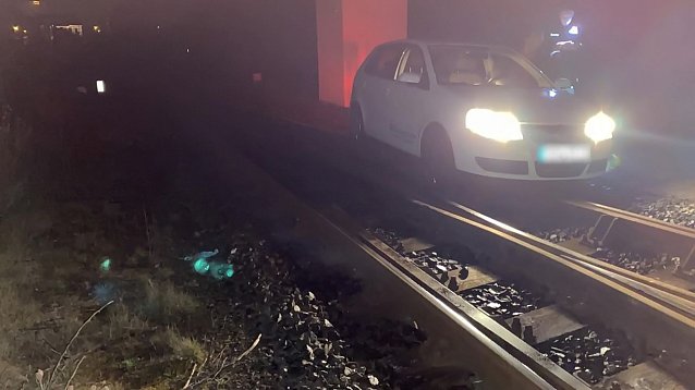 Bild: Der Pkw hatte sich in einer Weiche nahe der Bleicher&ouml;der Stra&szlig;e festgefahren