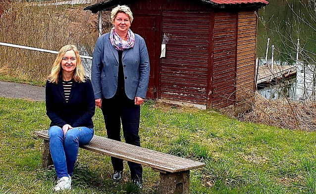 Bild: Jeanette Goedecke (sitzend) mit der ersten Beigeordneten der Landgemeinde Bleicherode, Franka Hitzing (FDP)