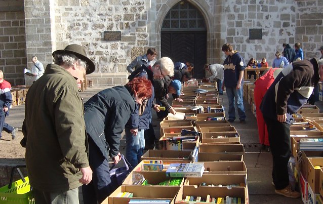 Bild: B&uuml;chermarkt vor der Blasiikirche
