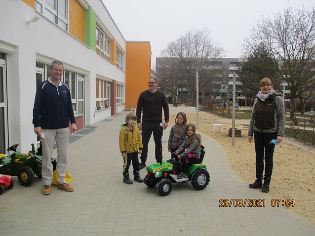 Bild: Brummkreisel goes elektrisch: die Kindergartenkinder konnten sich heute &uuml;ber ein neues Gef&auml;hrt freuen