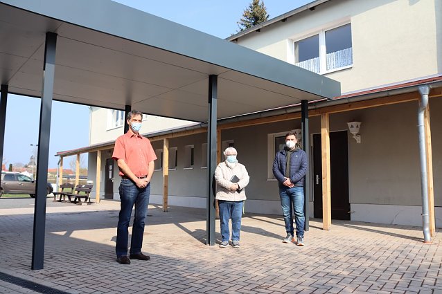 Bild: v.l.: Oberb&uuml;rgermeister Kai Buchmann, Ortsteilr&auml;tin Helga Hermann und Marco Minalga aus dem Bauamt