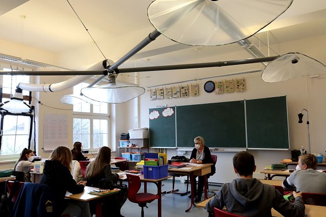 Bild: An der Petersbergschule haben Sch&uuml;lerinnen und Sch&uuml;ler eine eigene Bel&uuml;ftungsanlage f&uuml;r ihr Klassenzimmer gebaut