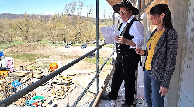 Bild: Richtspruch von Peter Wisse und Carmen Lis f&uuml;r das Ellricher Wasserwerk 