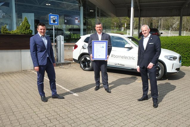Bild: v.ln.r.: Gerald Vogel (Gesch&auml;ftsf&uuml;hrer der T&Uuml;V Th&uuml;ringen Fahrzeug GmbH & Co. KG), Michael Fritze (Gesch&auml;ftsf&uuml;hrer Autohaus Fritze), Raoul Michel (Leiter Zertifizierungsstelle f&uuml;r Managementsysteme, T&Uuml;V Th&uuml;ringen e.V.) bei der Zertifikats&uuml;bergabe