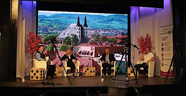 Bild: Sind alle aktuell in Quarant&auml;ne: Moderator M&uuml;ller, Kandidaten Goedecke und Marquardt, Landrat Jendricke
