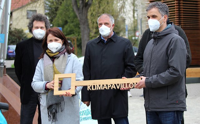 Bild: Schl&uuml;ssel&uuml;bergabe f&uuml;r den Klimapavillon an Oberb&uuml;rgermeister Buchmann