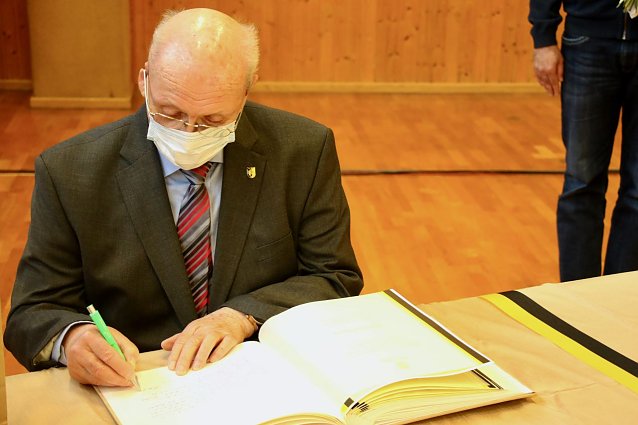 Bild: Nach 22 Jahren politischer Aktivit&auml;t durfte sich Manfred K&ouml;nig heute in das Ehrenbuch der Stadt Nordhausen eintragen