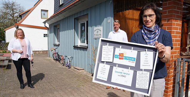 Bild: Silke August, Kita-Leiterin in Herrmannsacker, erhielt von Verwaltungsmitarbeiterin Irina Rosenberger und B&uuml;rgermeister Stephan Klante eine Anerkennung f&uuml;r das gesamte Team.