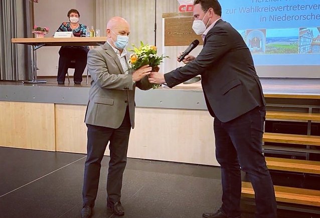 Bild: Der Vorsitzende des gastgebenden Kreisverbandes Eichsfeld der CDU, Dr. Thad&auml;us K&ouml;nig, gratulierte als erster nach Bekanntgabe des Ergebnisses 