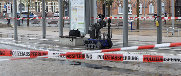 Bild: Herrenlose Tasche auf dem Bahnhofsvorplatz sorgt f&uuml;r Polizeieinsatz