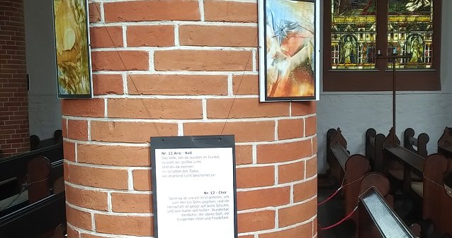 Bild: Ausstellung in der Ilelder Kirche