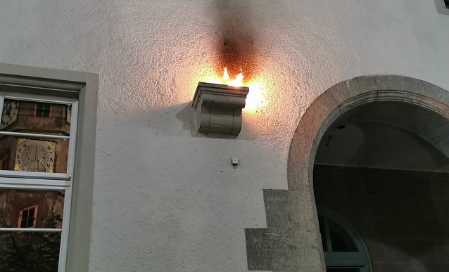 Bild: Aufnahmen unmittelbar nach der Tat. &Uuml;ber dem Sockel h&auml;ngt die deutsche Fahne