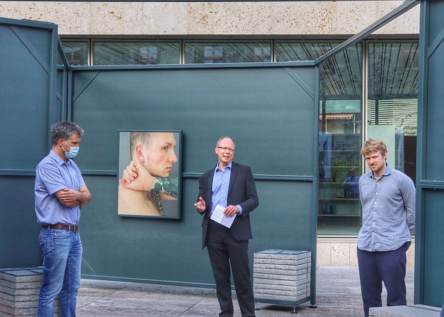 Bild: Er&ouml;ffnung Haut, Stein v.l.n.r.: Oberb&uuml;rgermeister Kai Buchmann, PD Dr. Karsten Uhl, Leiter der KZ-Gedenkst&auml;tte Mittelbau-Dora, Jakob Ganslmeier.