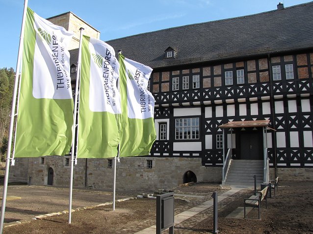 Bild: Das Th&uuml;ringer Forstamtes Saalfeld-Rudolstadt nutzt seit 2020 das durch Th&uuml;ringenForst denkmalgerecht sanierte ehemalige Ordenshaus der Klosterruine Paulinzella als Dienstsitz   