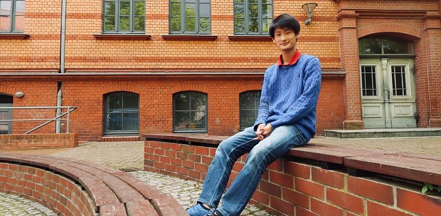 Bild: Ehrung f&uuml;r ein Ausnahmetalent: das Humboldt-Gymnasium gratuliert Lyuta Kobayashi f&uuml;r seine herausragenden Leistungen