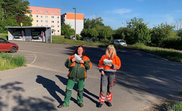Bild: Karin Gerlach und Gabriele Bonkowski verteilen Flyer in Nordhausen-Nord