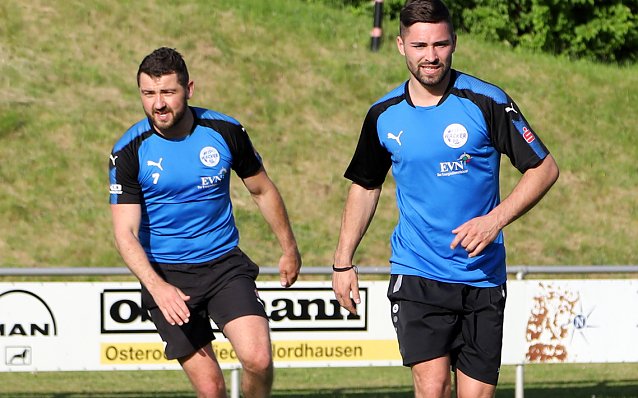 Bild: Marcus Vopel (hinten) und Hagen Pietsch brannten darauf, endlich wieder auf den Rasen zu d&uuml;rfen.