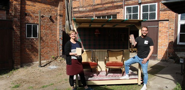 Bild: Stephanie Tiepelmann-Halm und Alexander Scharff auf dem Hof der Kleinen Freiheit mit dem "rollenden Wohnzimmer"