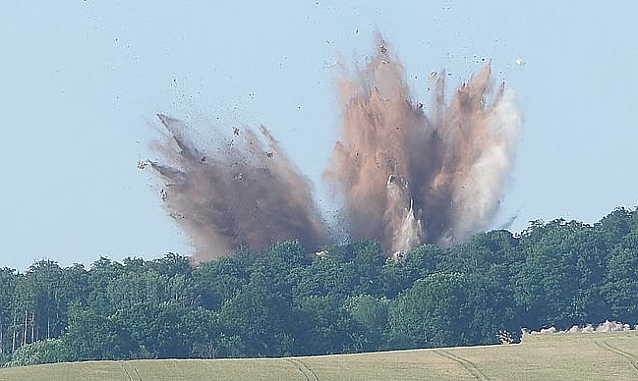 Bild: Sprengung bei Leimbach 2016: im Vorfeld war die Bombe mit 200 Tonnen Erdreich und zahlreichen Wassertanks aus Plastik abgedeckt worden