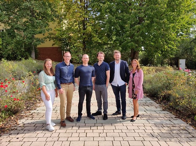 Bild: Kristina H&uuml;lsebusch, Christan Zoll (beide aus dem HIKE), Dr. Thomas Lindemann und Dipl. Ing. Benjamin Zengler (Gr&uuml;nder Fyrfeed) mit Prof. Dr. Lutz G&ouml;cke und Frau Dr. Kareen Schlangen zur Gr&uuml;ndung im Sommer 2020