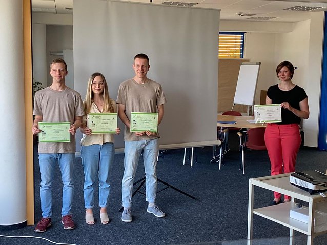 Bild: David Welz, Madlen Deutsch, Arne Jakob Voigt (1. Platz) und Lisa Sch&auml;fer (2. Platz) bei der Pitch- und Pr&auml;mierungsveranstaltung im BIC in Sondershausen