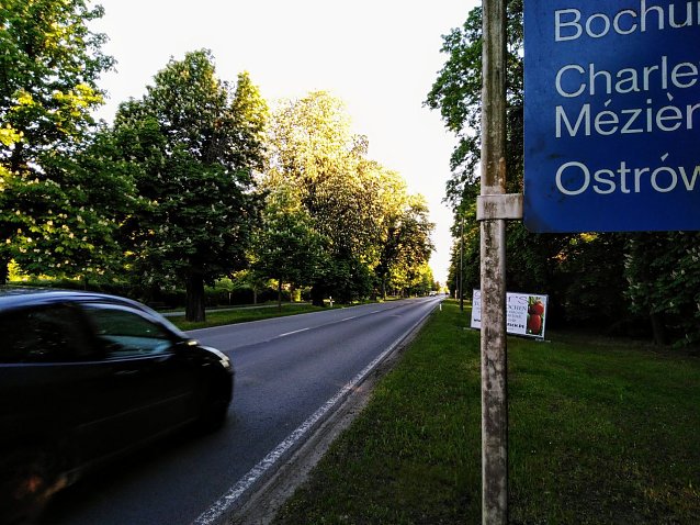 Bild: Auf dieser langen Geraden soll auf H&ouml;he des Zollh&auml;uschens ein Fu&szlig;g&auml;nger&uuml;berweg eingerichtet werden.