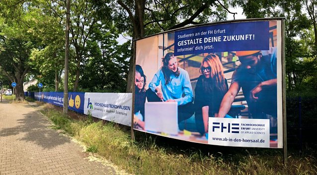 Bild: Kampf der Werbebanner in der Halleschen Stra&szlig;e