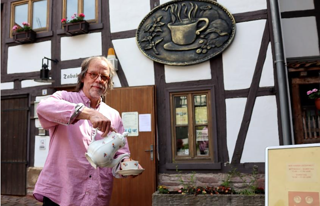 Bild: Im Tabakspeicher widmet sich Museumsleiter J&uuml;rgen Rennebach ganz dem Kaffee