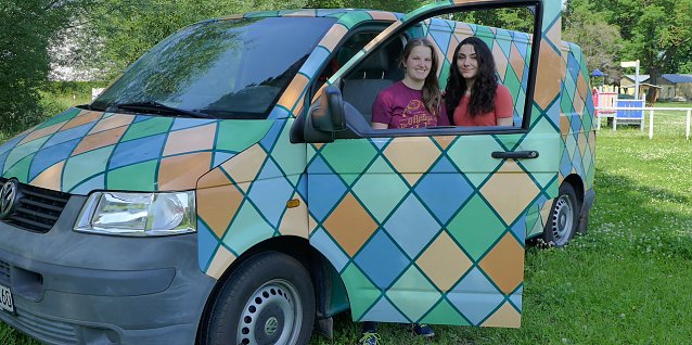 Bild: Wo dieser Bus auftaucht, gibt es immer etwas zu erleben. Franziska und Ayca geh&ouml;ren zum Team des Projektes PINGUIN Mobil. Ayca hat ihre Heimat in der T&uuml;rkei und verbringt  im Rahmen des Europ&auml;ischen Freiwiligendienstes ein Jahr in Nordhausen, um Erfahrungen zu sammeln und die Sprache zu lernen.