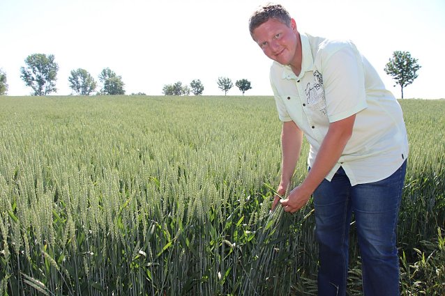 Bild: Markus Bertuch auf seinem Versuchsfeld