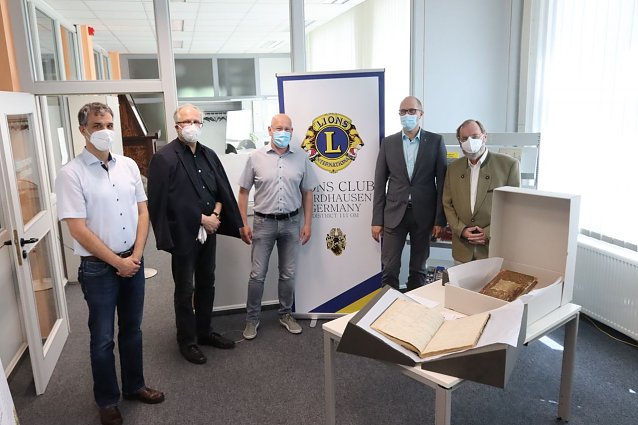 Bild: v.l.n.r.: OB Kai Buchmann, Dr. Theilemann (Stadtarchiv), Herr G&ouml;rk und Herr Richter (beide Lion ́s Nordhausen), Herr B&uuml;rgermeister a.D. Dr. Schr&ouml;ter