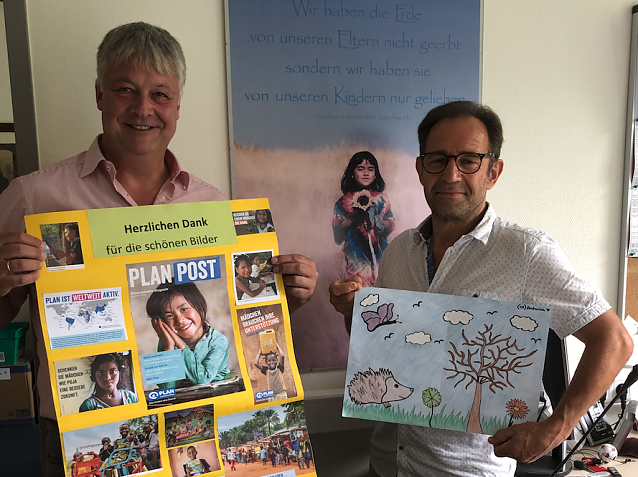 Bild: Herr Lorenz (links) und Herrn Str&ouml;bele zeigt das Dankesch&ouml;n Plakat f&uuml;r die Schule und die ausgezeichneten Bilder