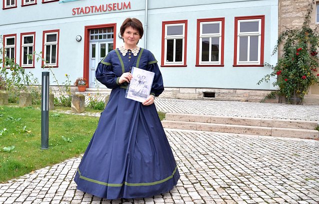 Bild: Kati Kaiser vor dem wieder er&ouml;ffneten Langensalzaer Stadtmuseum